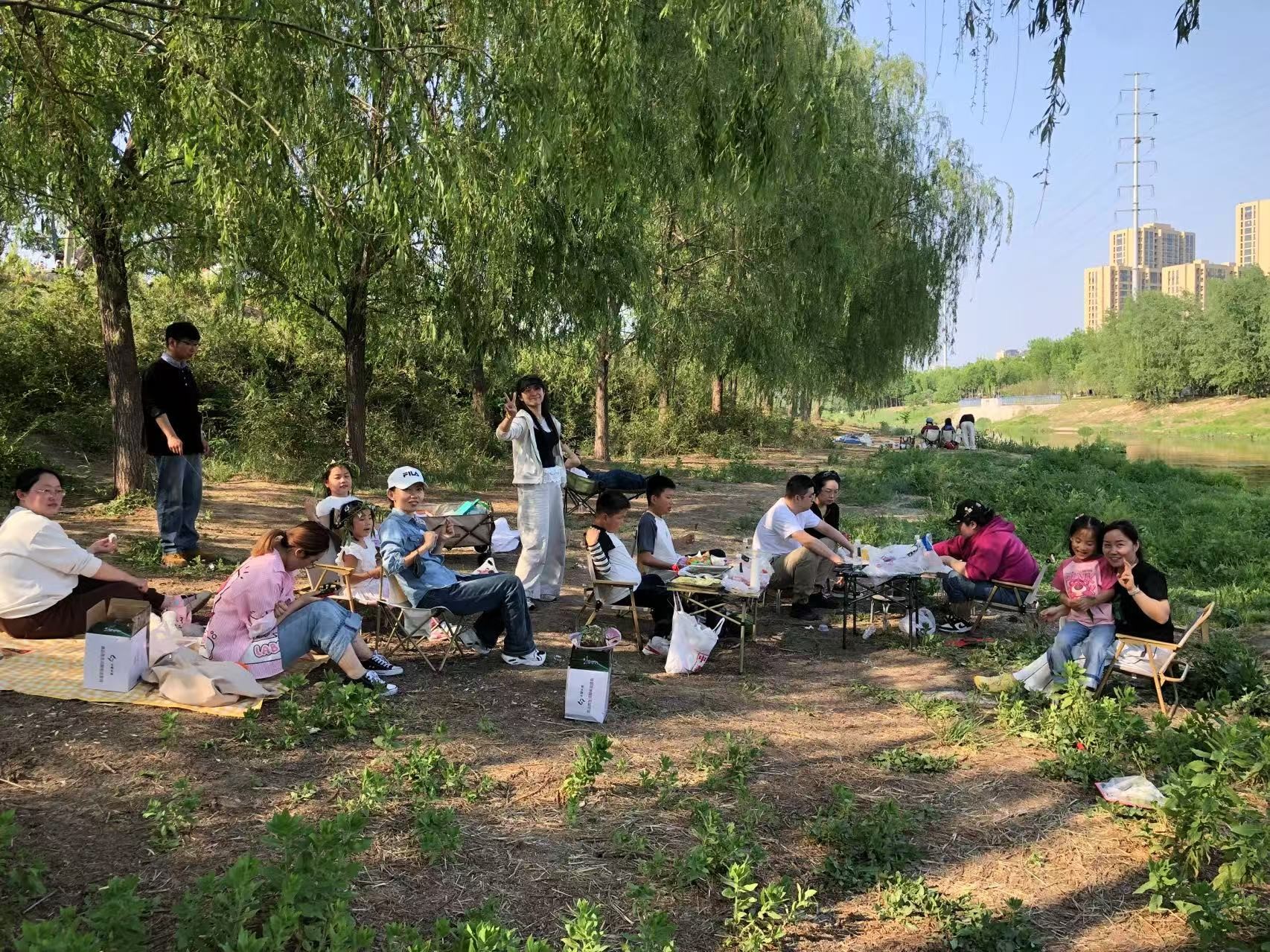 威龙公司销售精英齐聚虞河畔 共度欢乐户外露营烧烤日