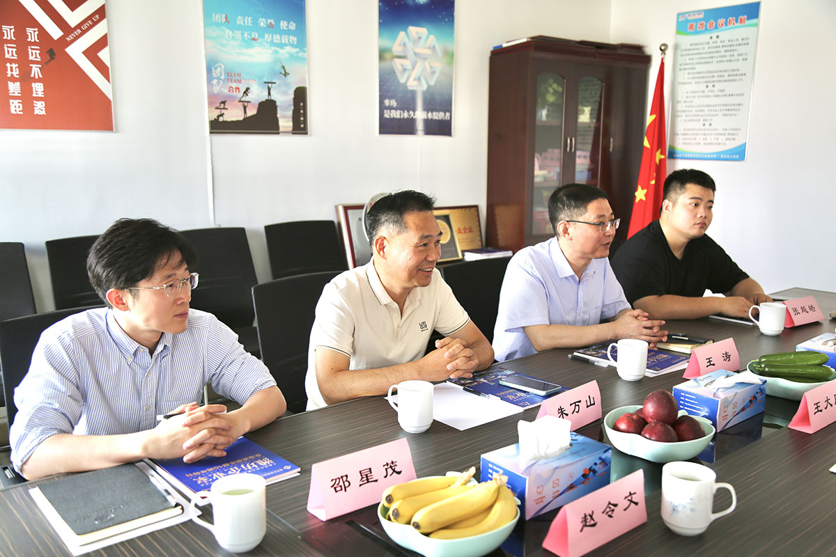 报道配图02-会议室座谈全景.jpg