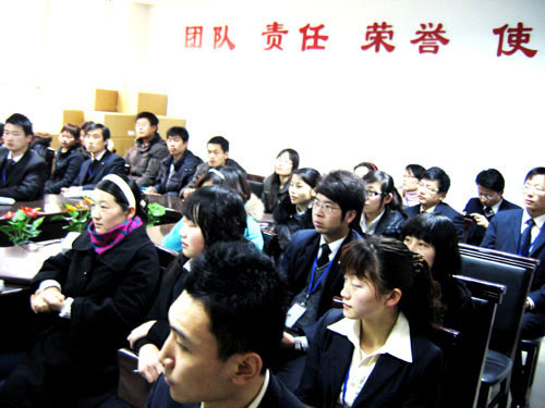 威龙公司组织员工进行集体内训